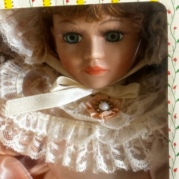 SEYMOURMANN CONNOISSEUR COLLECTION DOLL WITH STAND - Picture 3 of 15